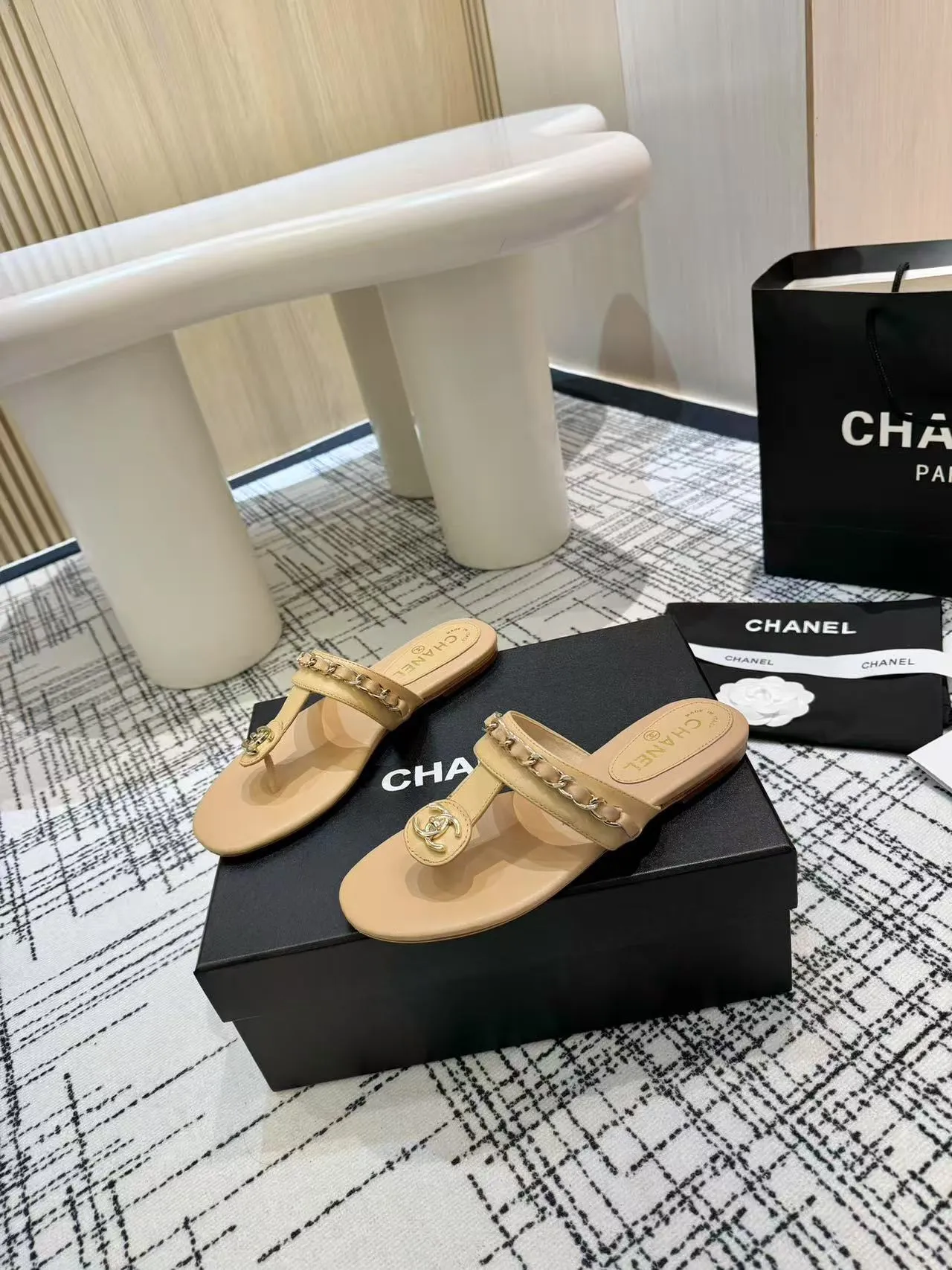 👟👟Ex-factory price 480👟👟 Top version Chanel Chanel - 2025 spring model, counter top double C sandals, this classic design; the extraordinary double C incorporates a variety of color elements... The diversified mix and match is very beautiful and versatile, very light on the foot, comfortable, super delicate and elegant, and can be used outdoors... ꫛꫀꪝ Go➫ Material: ❶Upper made of: Original imported sheepskin ❷Inner lining: Original sheepskin lining ❸Outsole based on: Original Italian genuine leather outsole Counter boutique packaging complete set for women 35–40 (customized for 41) 3 colors available (black, white, apricot)